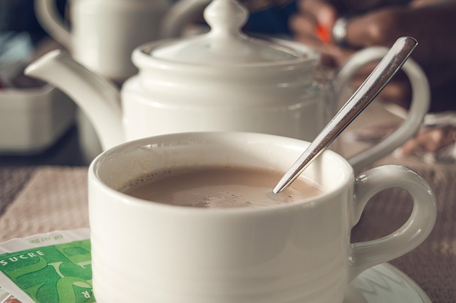 persona leyendo blog de educación online en tablet con notas, aprendizaje